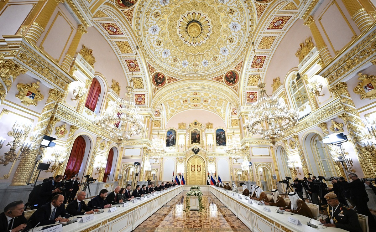 Говорят (на втором фото) это то самое пальто, подаренное в октяре 2022 в Петербурге. О котором я упоминал недавно.