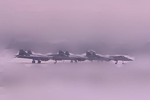 Три Су-57, стоящие рядом.