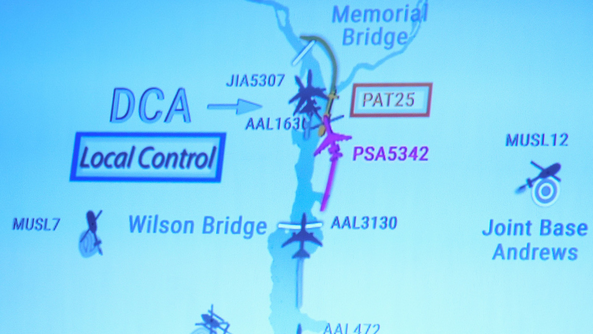   Al Drago / AP- На заседании Национального совета по безопасности на транспорте (NTSB) в Вашингтоне, демонстрируется графическое изображение, посвященное столкновению в воздухе самолета American Airlines и вертолета Black Hawk армии США