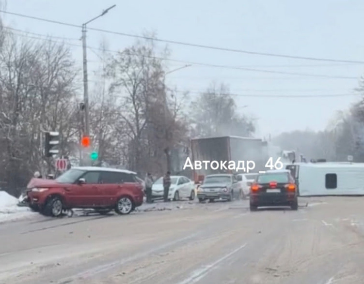    В Курске маршрутка перевернулась на крышу после столкновения с иномаркой