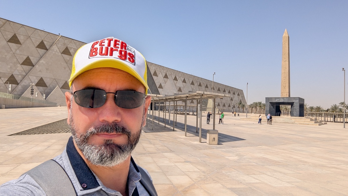 Гранд музей и парящий обелиск