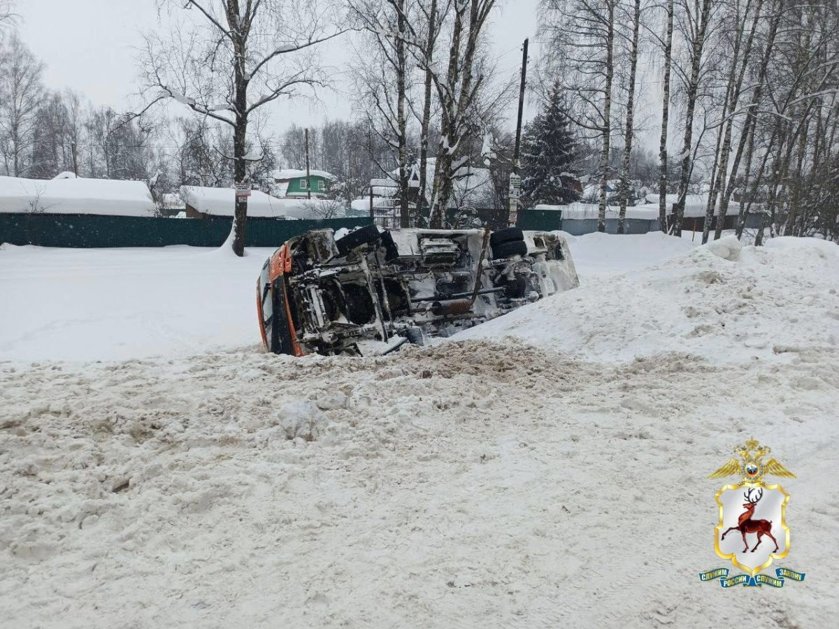    По предварительным данным, водитель автобуса не выбрал безопасную скорость и не учел погодные условия