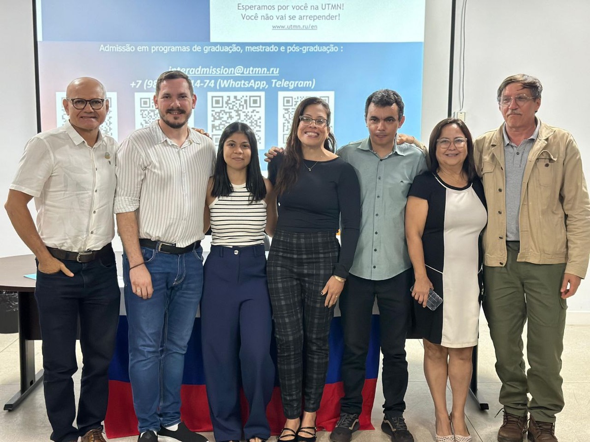 Алексей Вязовиков (второй слева) со слушателями курса русского языка и культура. Фото предоставлено Алексеем Вязовиковым