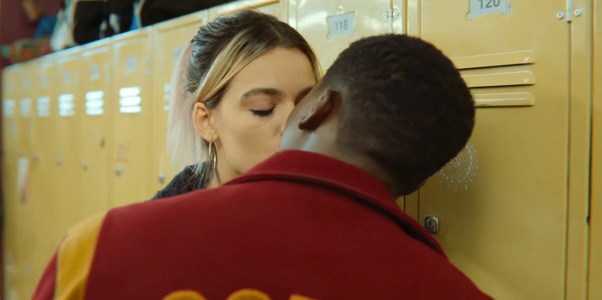 Кадр из сериала "Сексуальное просвещение" 