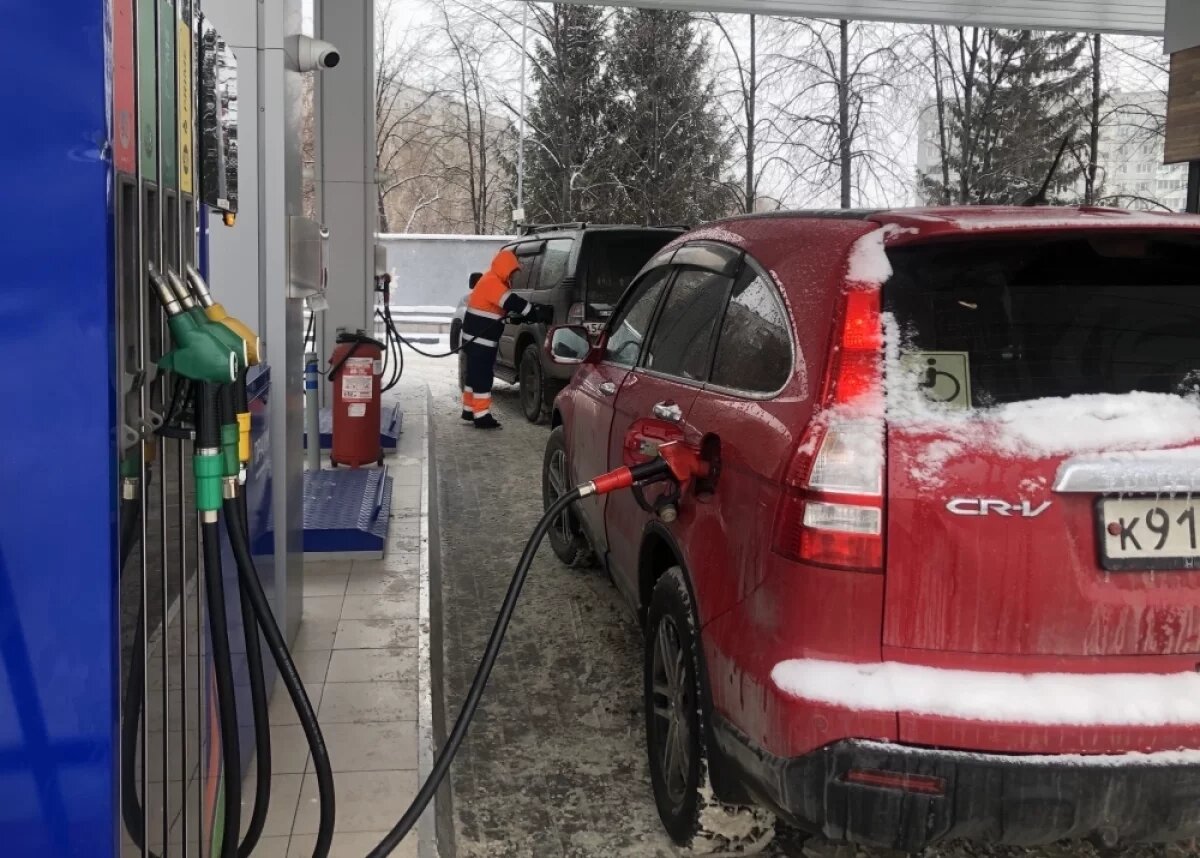    В Астраханской области запретили продавать бензин подросткам младше 16 лет