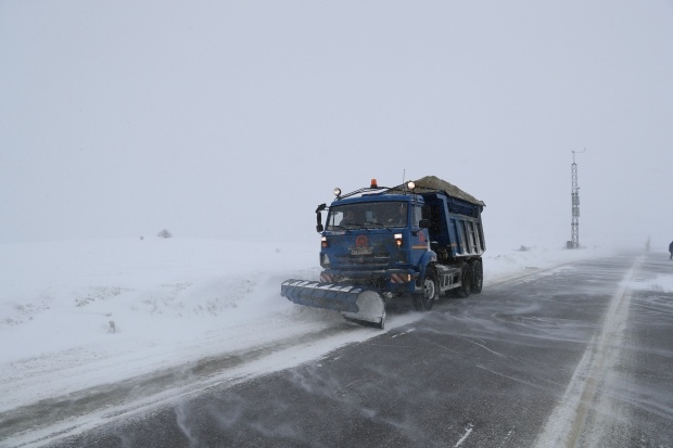 В Волгоградской области 271 единица техники вышла чистить дороги