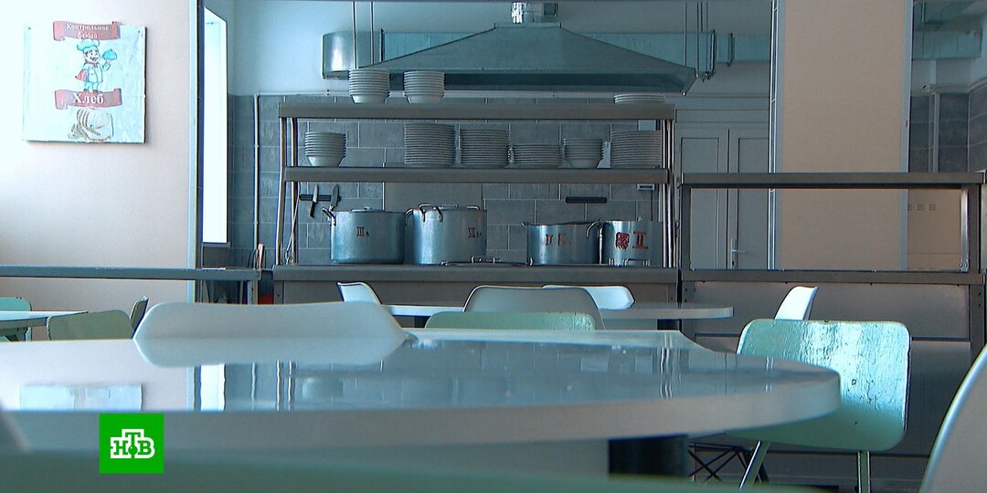 Директора школы уволили за отказ кормить детей гнилыми продуктами