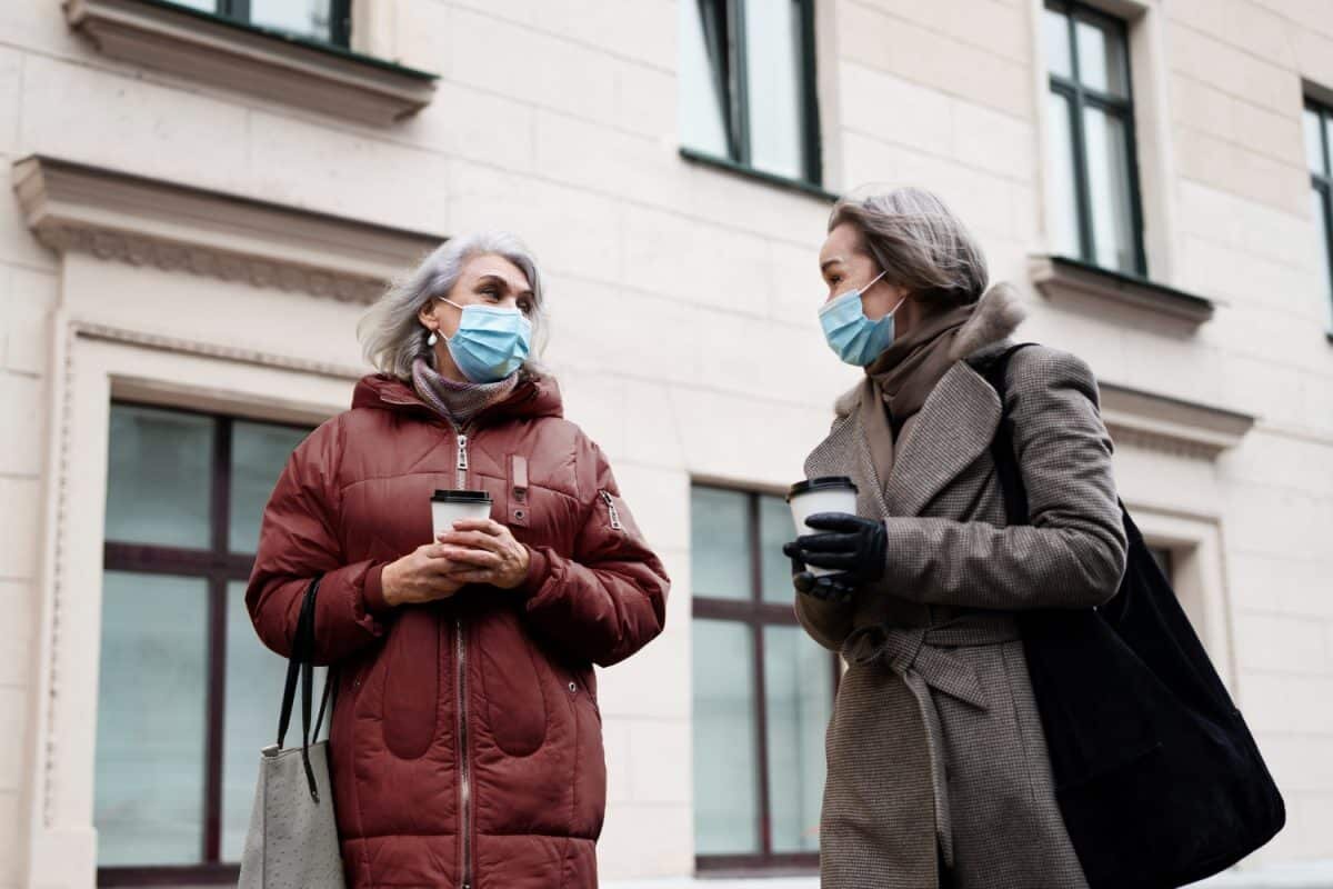    Женщины в медицинских масках / © freepik