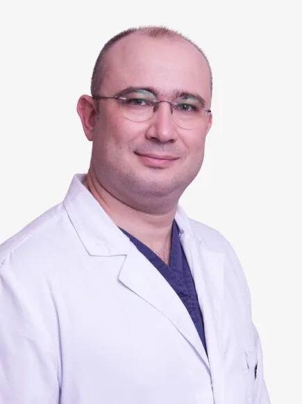 Встать нужно уже в первые сутки после операции (в нашем центре — через ~20 часов). Это главная профилактика тромбов. Важна именно ходьба с поддержкой, а не движения в кровати. С новым суставом мозгу и мышцам приходится выстраивать новые связи, формировать иной двигательный сценарий. Реабилитолог поможет заново научиться ходить правильно.