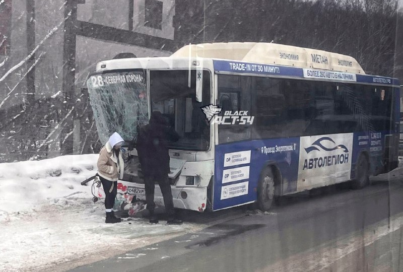 На Толмачёвском шоссе грузовик спровоцировал ДТП с пассажирским автобусом