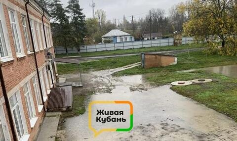 Благоустройство со знаком вопроса: почему школьный двор в станице Подгорной стал «болотом», а родителям навязывают благодарности