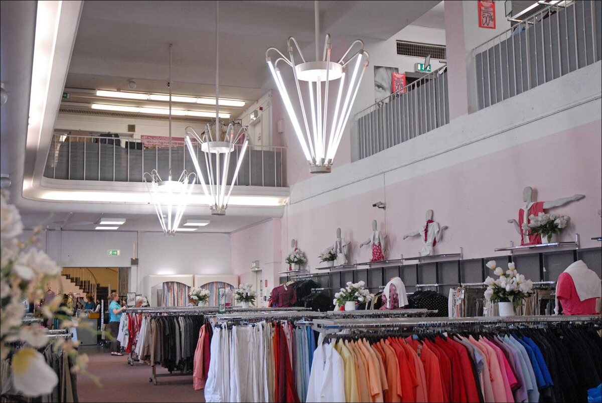 “Magasin dans Frankfurter Tor (Karl-Marx-Allee, Berlin)” by Jean-Pierre Dalbéra, CC BY 2.0