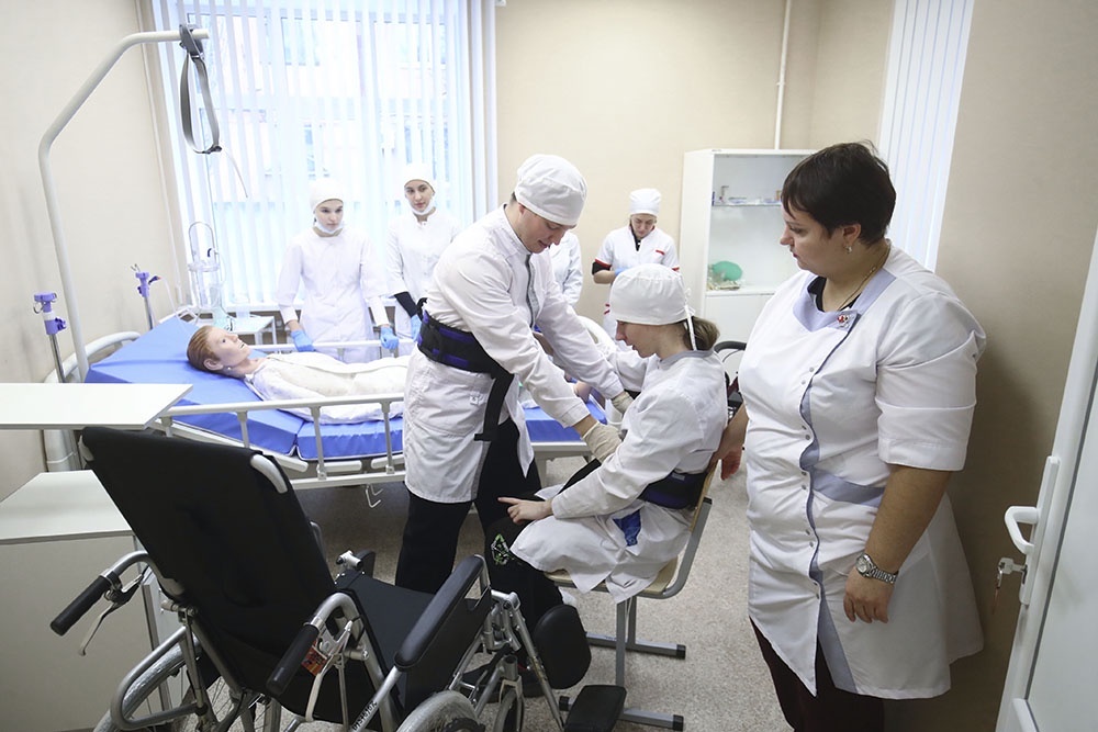    Студенты отрабатывают навыки в симуляционном центре доврачебной помощи. / Фото: Кирилл Брага/ РИА Новости