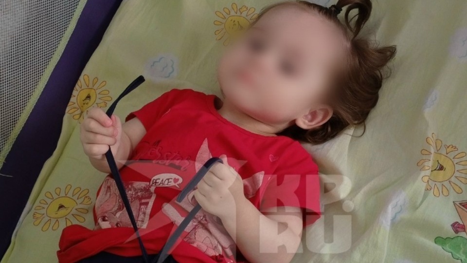 «Кушают и улыбаются»: погибавших от голода дочек норильчанки, которая заморила пятимесячного сына, выписали из больницы в детдом