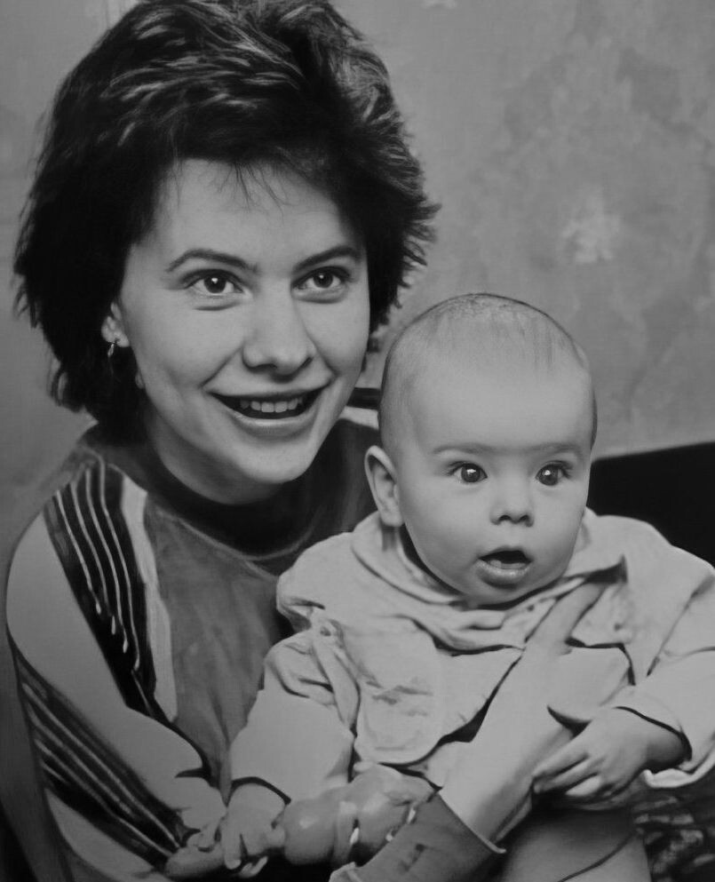 Анна Старшенбаум в детстве с мамой.