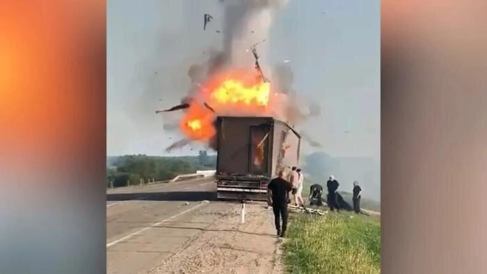 Фура с дронами, которая взорвалась на трассе «Чита — Хабаровск». Обложка © VK / Чита ЧП