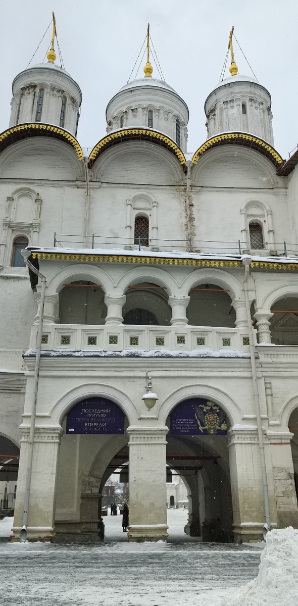 Слева выставочный зал Патриаршего дворца.