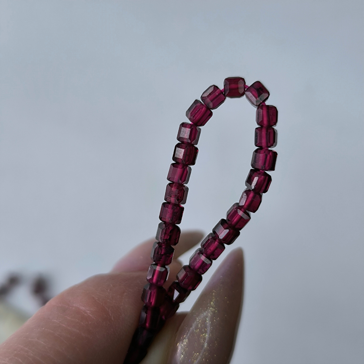 Бусины Граната в огранке куб. Фото автора Яна Люкс Самоцветы. 