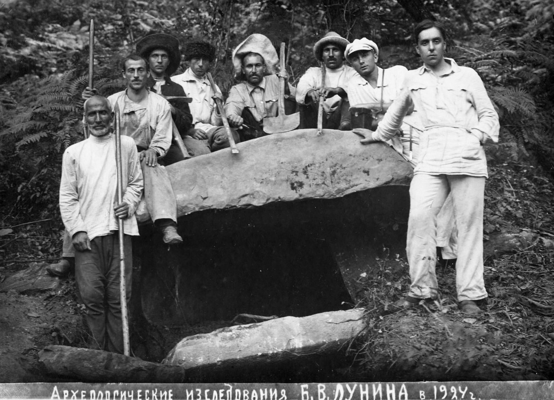 Б.В. Лунин (крайний справа) с рабочими во время во время экспедиции по обследованию дольменов на Черноморском побережье Кавказа.