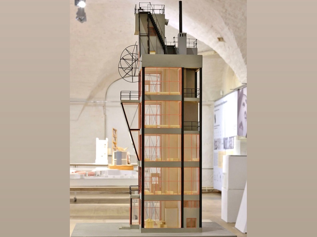 Конкурсный проект здания газеты «Ленинградская правда» (московского отделения) братьев Весниных. Работа была исключительной сложности из-за предельно малого пятна застройки: под здание отвели лишь пятачок 6 х 6 метров на Страстной площади¹ .