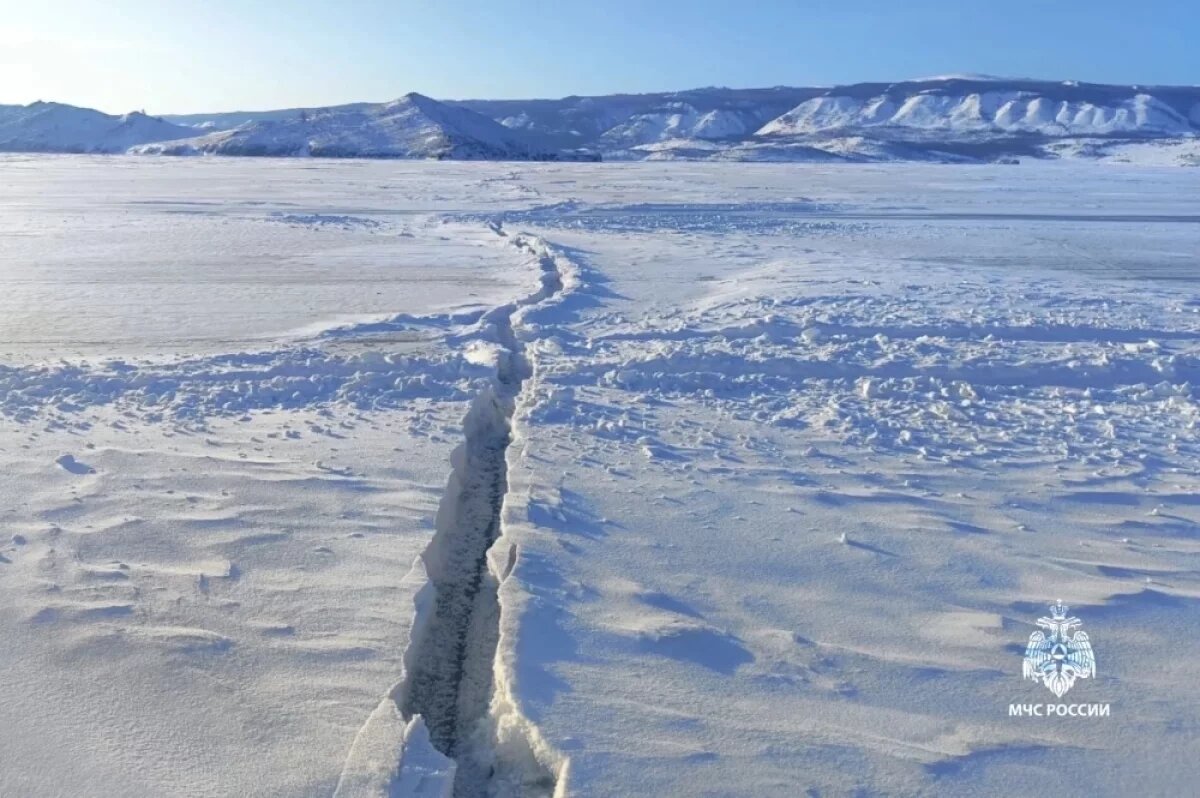    На льду Байкала в районе мыса Улан-Хада появилась трещина