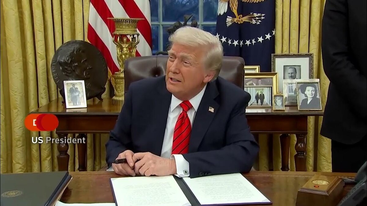 Д.Трамп уже готов поводить маркером по документу. Фото из открытых источников.