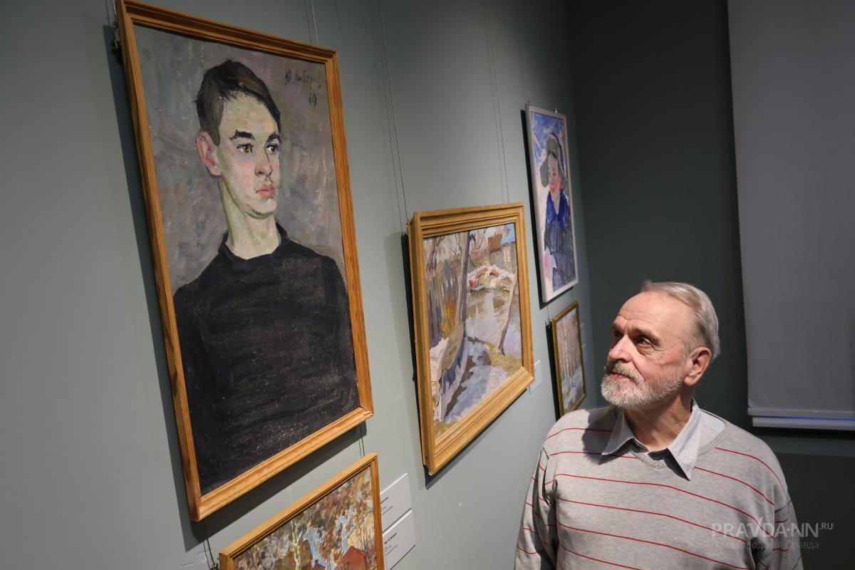    Сын художника Михаил у своего портрета, написанного отцом