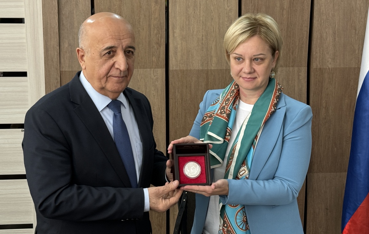    Первый заместитель председателя Совета ветеранов войны и труда Таджикистана Алишер Шарипов и временный поверенный в делах РФ в Таджикистане Вера Хуторская  Андрей Злыденный/ТАСС