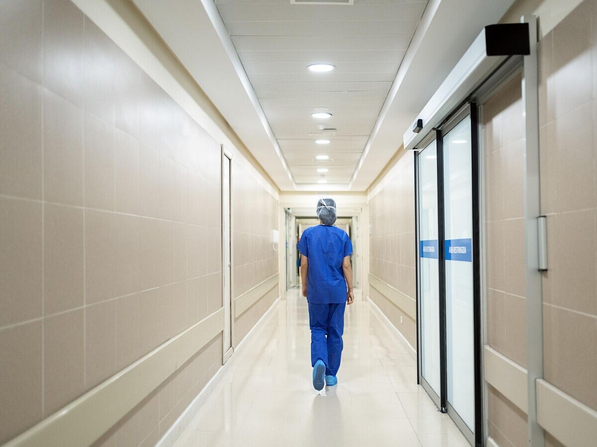   Врач идет по коридору в больнице | © iStock.com / santypan