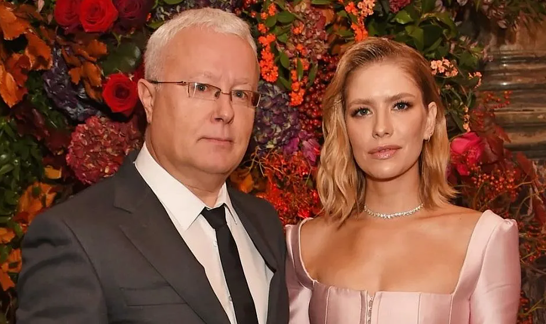 на фото Лена Перминова и Александр Лебедев 