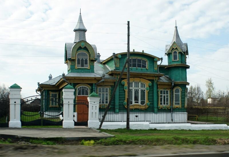 Именно здесь живёт один из наших легендарных сказочных героев, которого мы поминаем очень часто! Фото взял отсюда: https://www.tourism33.ru/guide/museums/gorohovets/mezhposelencheskiy-dom-narodnogo-tvorchestva/