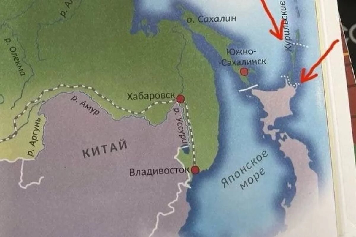    «Провокационные« пунктиры сахалинка обнаружила на карте в районе Курил в детской энциклопедии.