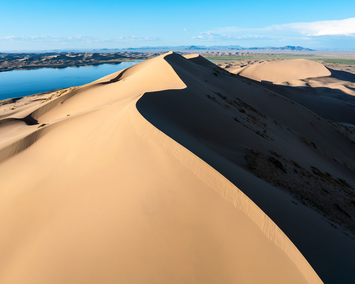 Желтое и голубое.
