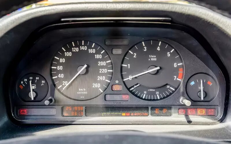 Комбинация приборов сделана по принципу «удобнее некуда».BMW 740i семейства Е32 ретротест
📷
