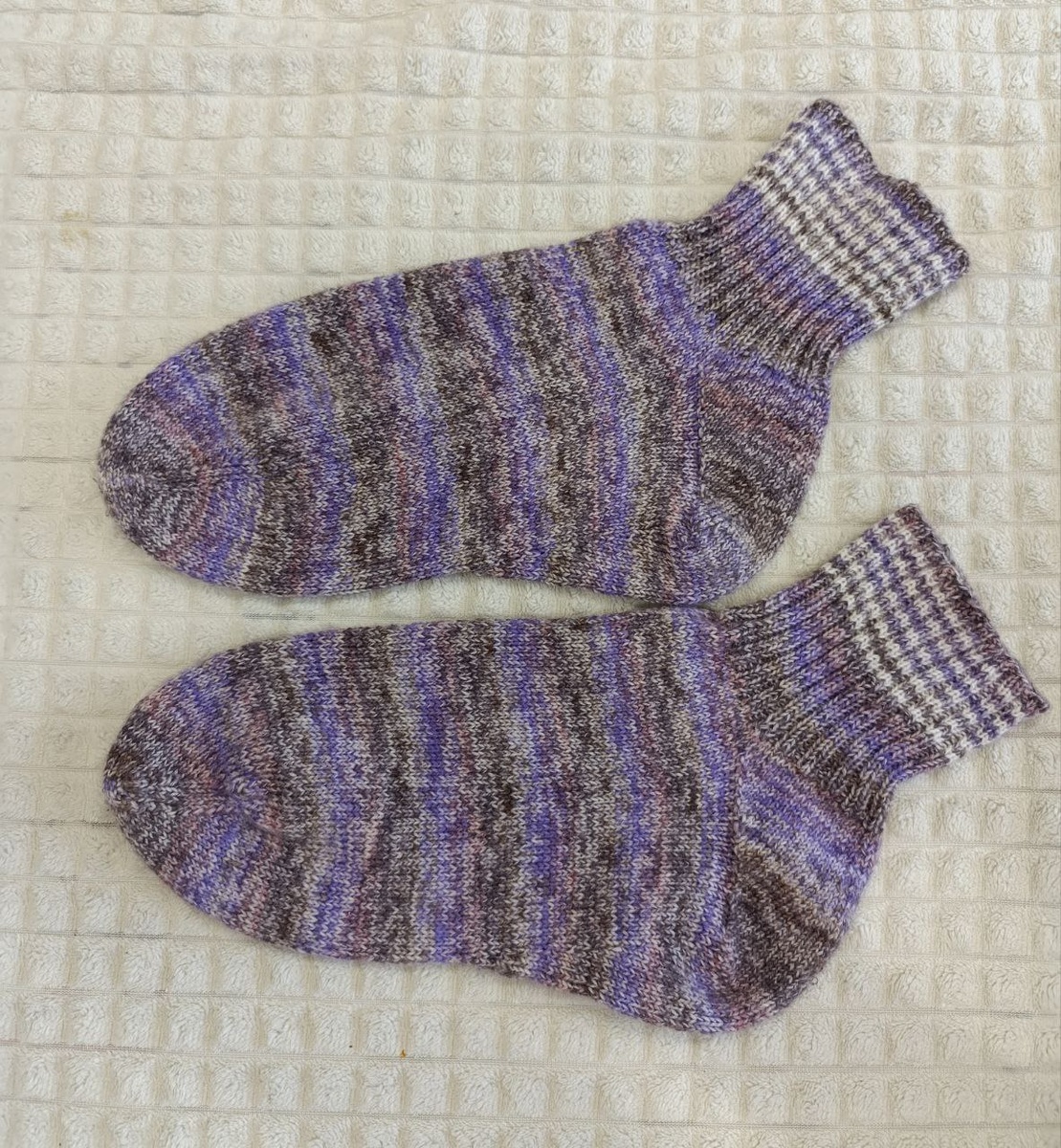 Мои первые носки. Форма получилась странная, напоминает морду бультерьера