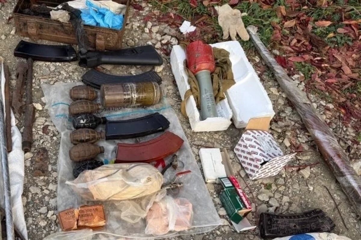    В Судаке у местного жителя нашли целый арсенал оружия и взрывчатки