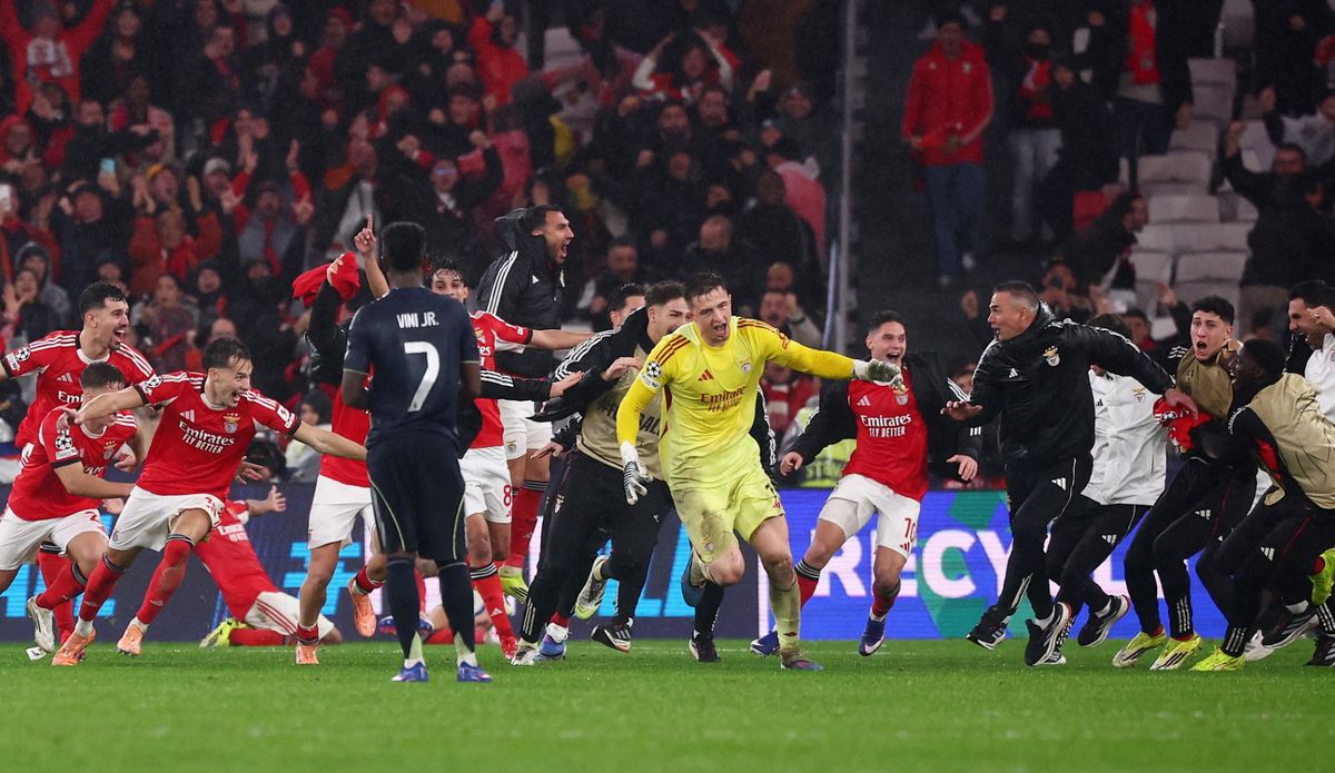 Сенсационная и потрясающая победа «Бенфики» с голом вратаря на 95-й минуте была при рекорде посещаемости в Лиссабоне (64305). Фото: theguardian.com.