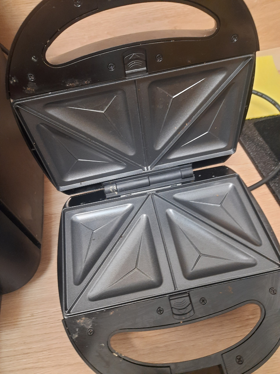 Извините, тут мы уже опробовали и я не вытерла вытекший сыр 🤪  панель, как вы поняли для сэндвичей