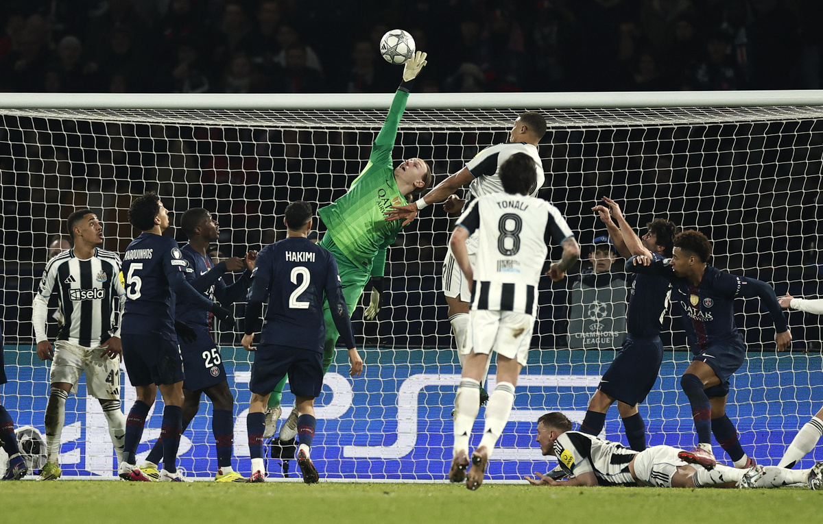    Матвей Сафонов отбивает опасный удар в матче ПСЖ — "Ньюкасл"  REUTERS/Benoit Tessier