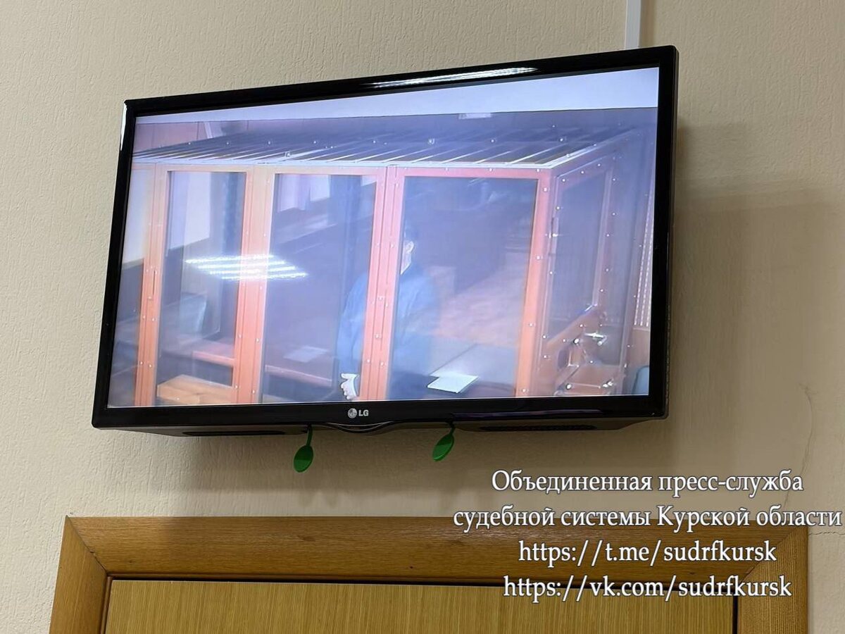 Случайная поза или сознательная попытка избежать зрительного контакта? На этот вопрос суду еще предстоит ответить.