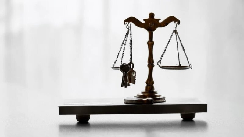     Весы, ключи от квартиры на весах Нейросеть "Кандинский"