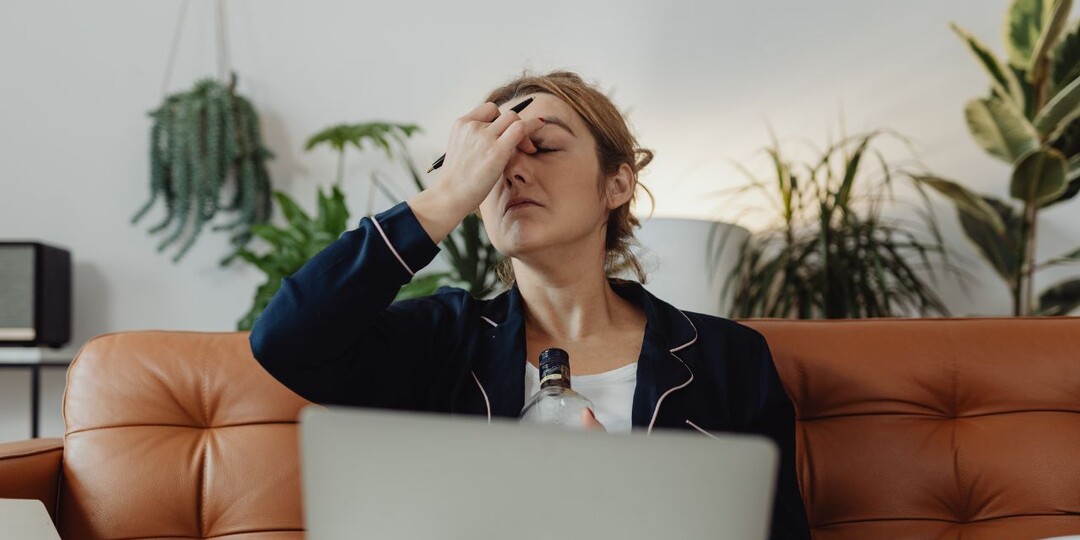 – Ты украла мои трусы! – кричала в трубку старуха. – И сахар вчера отсыпала