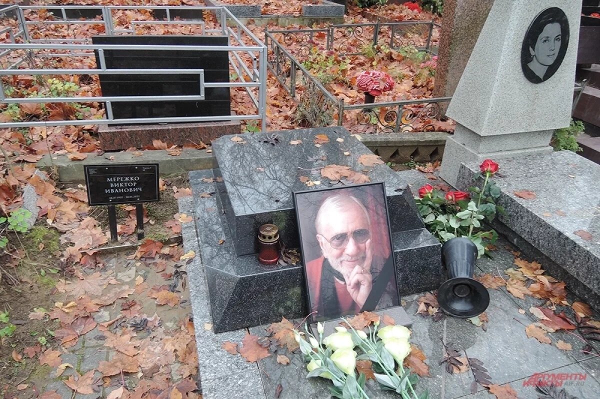    Могила Виктора Мережко и его жены выглядит скромно и сдержанно.