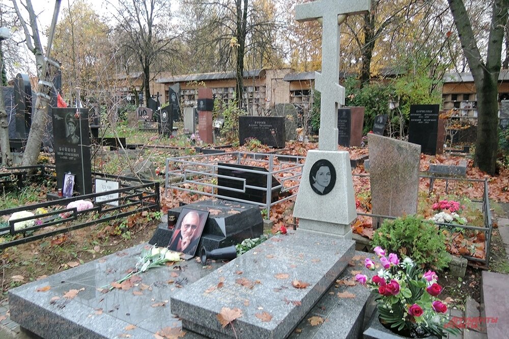    Могилы Виктора Мережко и его жены. Фото: АиФ/ Екатерина Мазенко