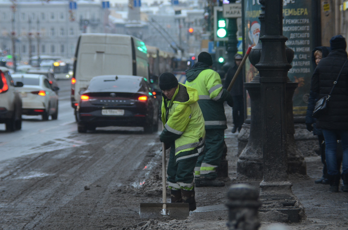 В Петербурге трудовые мигранты из Индии убирают улицы.  Фото: Фото: ФедералПресс / Татьяна Буторина