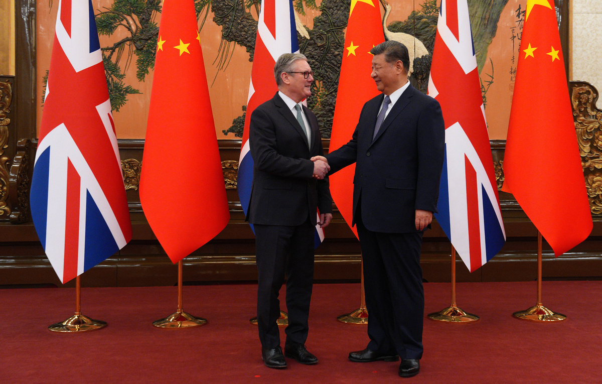    Премьер-министр Великобритании Кир Стармер и председатель КНР Си Цзиньпин  Carl Court/Getty Images