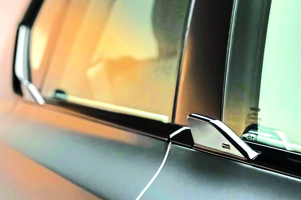 В Volvo EX60 двери открываются с помощью этих крючков 
