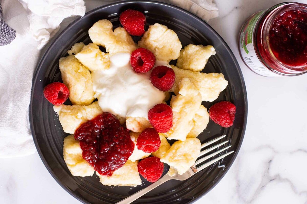 Ленивые вареники со сметаной и малиновым вареньем