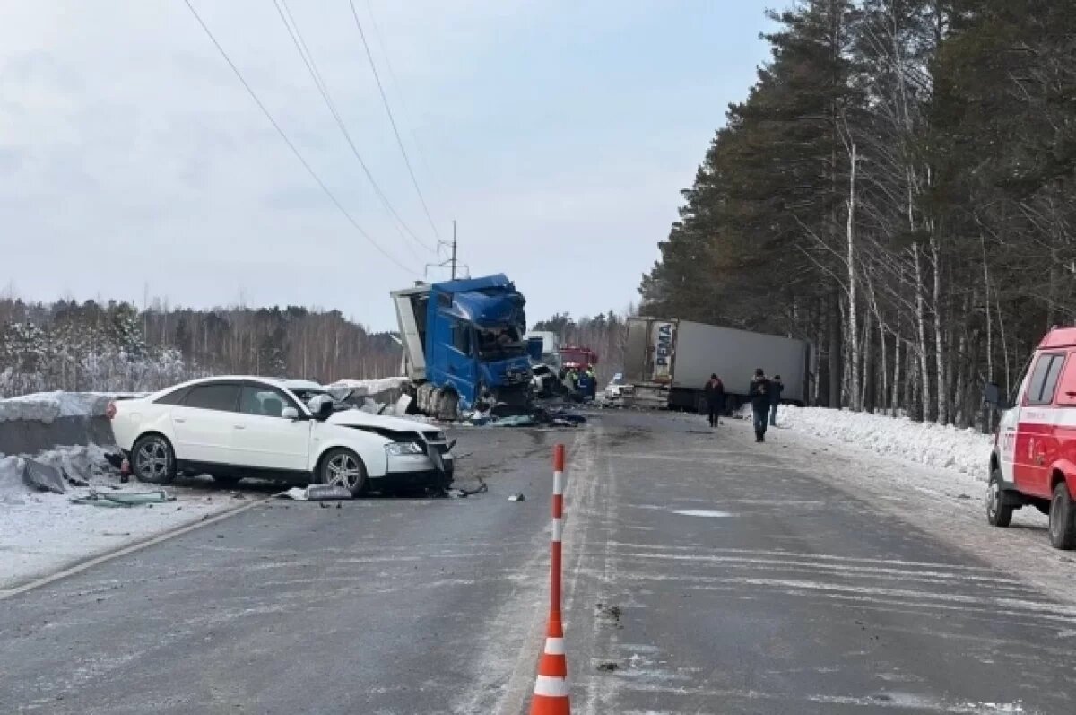    У погибшего под Тюменью водителя КамАЗа осталась жена с онкологией