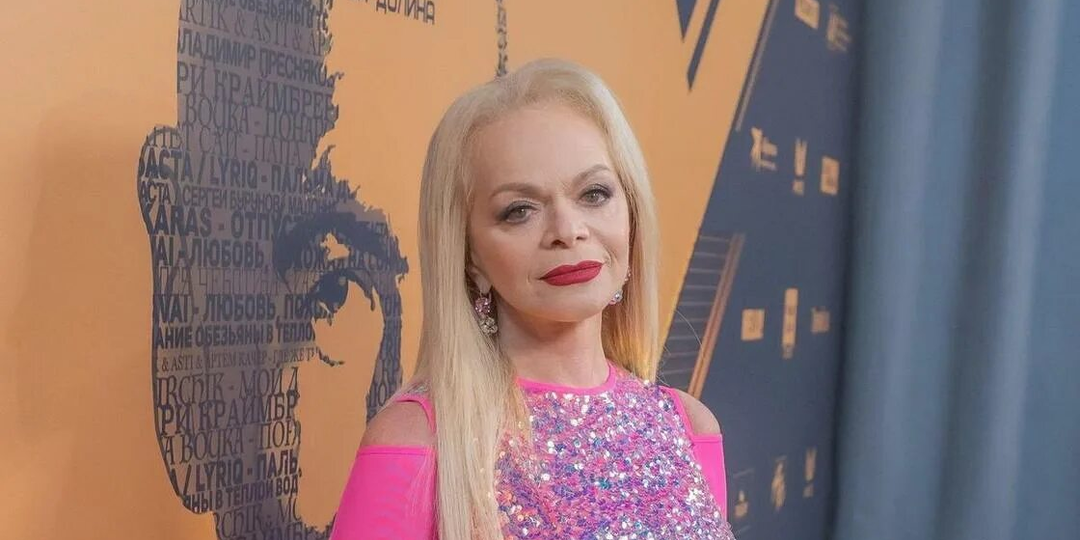 И в кабаке поёт народная артистка, сжимая микрофон, как пистолет!